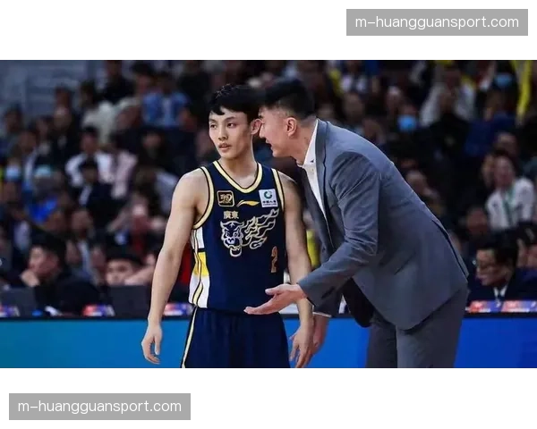 法兰克福中卫科赫接受采访，坦言全队近期加练了低位防守下的站位与沟通。