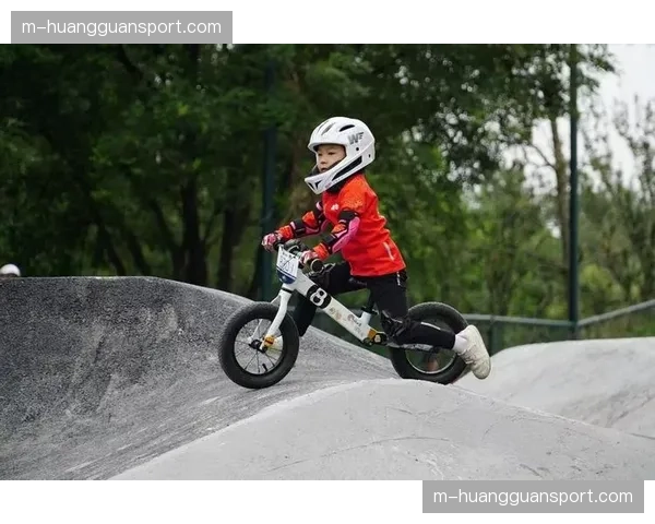 从越野摩托车转项BMX的冠军讲述两种运动的异同与挑战