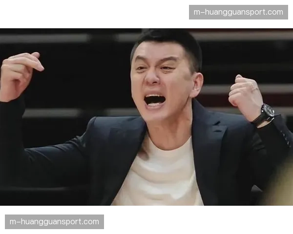 弗格突破倒地裁判未吹罚,杨鸣暴怒冲入场地吃T 弗格突破倒地裁判未吹罚,杨鸣暴怒冲入场地吃T